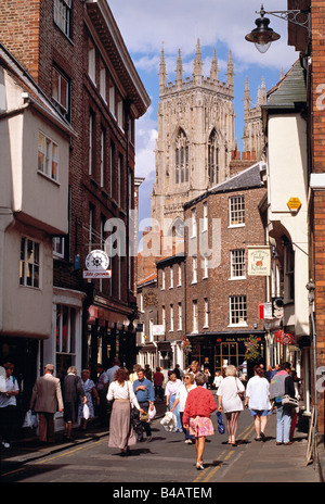 York Minster, Yorkshire, Großbritannien, Low Petergate Straße Stockfoto