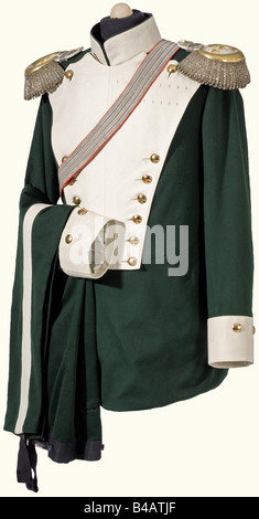 Prinz Alfons von Bayern - eine Uniform als Cavalry General und Proprietor des 7. Chevauleger-Regiments., Tunika aus stahlgrüner Wolle. Weiße Facings mit goldenen Knöpfen, knöpfbarer Paradeplastron. Schneider-Label im Futter "Christian Schwarz & Sohn, München". In der Innentasche befindet sich ein Besitzeraufkleber aus dem Jahr 1913. Epauletten für einen Kavalleristen General mit den weißen Feldern, die nur von Prinz Alfons getragen wurden. Es ist mit einem weißen steifen Hemd und einem schwarzen Nackentuch ausgestattet. Bandolier und Kartusche des Modells von 1886 mit einem versilberten Deckel, der das Wappen trägt. Leichter Mottentrac, Stockfoto