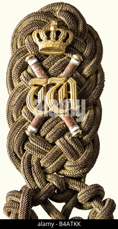 Kaiser Wilhelm II. - eine Aiguillette für die Uniform seines Groß-Admiral., EIN aus verdrehter Goldschnur gewebter Schulterknoten, der in zwei gewebte Litzen geteilt ist, die in bekrönten goldenen Punkten enden. Überlagert mit zwei gekreuzten, vergoldeten, rot und weiß emaillierten Schlagstöcken des Großfürchters und mit der bekrönten Chiffre "W" oben ist die Insignie eines Aide-de-Camp zu seinem Großvater Wilhelm I. Die Vergoldung an der Schnur und der Webspalt etwas abgenutzt und verdunkelt. Dunkelblaue Stoffunterlage mit zwei Stiften und einer Knopfverschluss. Auf bitten der Kaiserlichen Marine Wilhelm II. Stockfoto