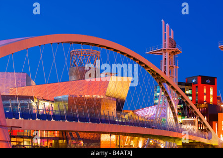 Millennium Bridge Lowry Centre Salford Quays größere Manchester Lancashire England in der Dämmerung Stockfoto