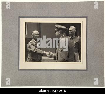 Hasso von Manteuffel - Adolf Hitler., Großformatfoto (13 x 18 cm), das Hitler mit von Manteuffel schüttelte, unten rechts signiert "Adolf Hitler - 11. Dez. 1944" in Tinte. Montiert auf Passepartout. Nur wenige Tage später startete die Ardennenoffensive am 16. Dezember 1944, der letzten Großoperation der deutschen Wehrmacht, bei der von Manteuffel mit den 24. Diamanten an das Ritterkreuz verliehen wurde.' Menschen, 1930er, 20. Jahrhundert, gepanzerte Corps, gepanzerte Corps, Panzertruppe, Panzerkräfte, Dienstzweig, Dienstzweige, bewaffneter Dienst, bewaffneter Dienst, Stockfoto