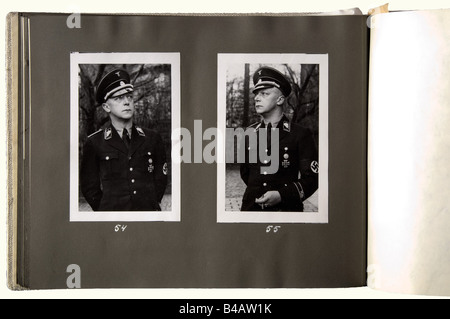 Obergruppenführer Friedrich Karl Baron von Eberstein - drei Fotoalben, aus seinem persönlichen Besitz. Album 1 trägt den Titel "1: 1923 - 1932" mit ca. 94 Bilder von Ereignissen während des Kampfes, meist in eigener Hand beschriftet: Halle und Weimar 1924, Landesparteitag 1929, Gautag Thüringen in Gotha 1929, Gauleitertreffen Weimar 1930, Braunschweig 1931, München und Berchtesgaden 1932. Ein Bild fehlt, eine Seite wurde entfernt. Sehr interessante Fotos von SA/SS-Männern in Uniform während der Kampfzeit. Album '2: 1933 - 1935' hat etwa. 75 Fotos: 1933 National, Stockfoto