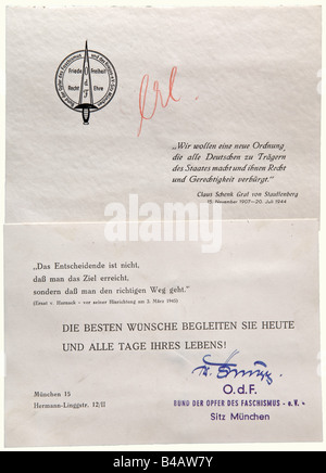 Sophie Scholl - Karte mit der Gruppe der Studienfächer für die Immatrikulation an der Universität München zum Sommersemester 1942., Papppapier 10,5 x 15 cm. Handschriftlich ausgefüllt mit dunkler Tinte, Fachkombination Naturwissenschaft - Biologie und Kulturwissenschaft - Philosophie. Parteimitgliedschaften sind als nicht exisitant gekennzeichnet, nach eigenen Angaben war sie vom 6. April 1941 bis 28. März 1942 im Arbeitsdienst. Zusätzlich zwei Grußkarten der Organisation Der Opfer des Faschismus, München, undatiert, beide von der ersten unterzeichnet, Stockfoto