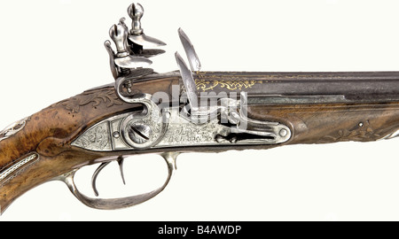 Ein Paar doppelbartige Flintlock-Pistolen, Andre à Nancy, ca. 1740/50. Runde, glatte Bohrfässer im Kaliber 13,5 mm. Goldeingelegte Schriftrollendekoration (teilweise getragen) auf den Fässern. Die mit der Signatur "Andre à Nancy" gravierten Schlossplatten. Eine Pan-Abdeckung ist ein guter Ersatz. Leicht geschnitzte Walnussbestände mit schöner Figur und silbernem Drahteinlage. Silbernes Mobiliar mit Reliefverzierung (Markenzeichen) und gravierte Dekoration. Die Pommels haben reliefende groteske Maskenblaken. Geschwärzte Walmstangen mit eisernen Spitzen und Spitzen. Länge je 37,5 cm historisch, histor, Stockfoto