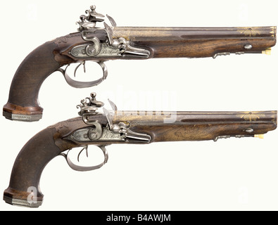 Ein Paar doppeltbarrierte Flintlock-Pistolen, G. Merley in St. Etienne, ca. 1800. Rundfässer mit glatten Bohrungen im Kaliber 15 mm. Fein gravierte vergoldete Dekoration auf den Fässern und den Mittelrippen sind mit der Qualitätsbeschreibung "Canon Tordu" (Drehfass) versehen. Fein gravierte Schlösser mit wasserdichten Pfannen und Sicherungsblechen, die die Signatur "G. Merley'. Walnussbestand mit fein karierten Griffen. Hochwertige, geschnittene und gravierte Eisenmöbel. Ramrods aus geschwärztem Walmbein mit Hornspitzen und Eisenkratzern und Taschen. Länge je 37,5 cm. , Stockfoto