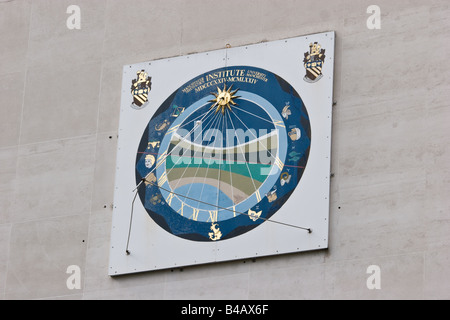 Sonnenuhr an der Seite der Renold Gebäude University of Manchester UK Stockfoto