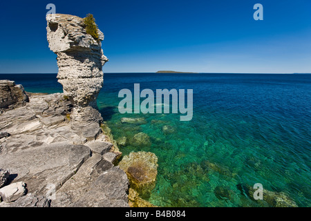 Meer-Stack entlang der Küstenlinie von Blumentopf-Insel in der Fathom Five National Marine Park, Lake Huron, Ontario, Kanada Stockfoto