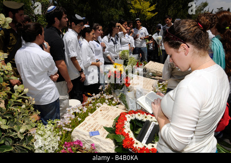 Eine israelische Frau beten in einem militärischen Friedhof am "Tag der gefallenen", des Tages vor dem Tag der Unabhängigkeit, in Jerusalem. Stockfoto