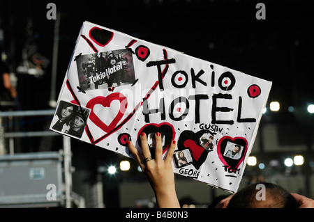 Ein Fan der deutschen Band "Tokio Hotel" bei einem Konzert in Paris, Frankreich Stockfoto