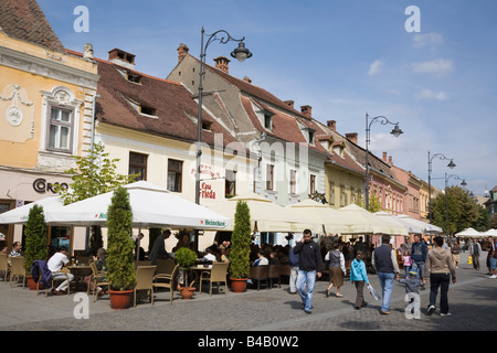 Hermannstadt Siebenbürgen Rumänien Straße Cafés mit Sonnenschirmen und Sitzgelegenheiten im Freien auf Fußgängerzone im historischen Zentrum der Stadt Stockfoto