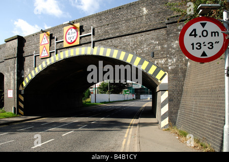 Eine niedrige Eisenbahnbrücke in Market Harborough Leicestershire Durchführung von Leicester nach London Hauptstrecke Züge (Midlands Hauptlinie) Stockfoto