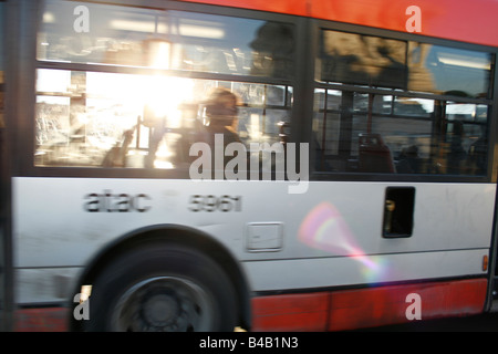 Passagier auf schnelle ÖPNV Bus in Rom Italien Stockfoto