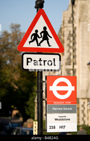 Eine Straße Verkehrsschild dreieckig Patrol und Bushaltestelle an der Harrow School in Harrow auf dem Hügel Sign. Stockfoto