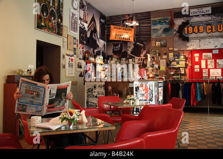 Ein Kunde liest eine Zeitung in "1949 Club"; ein Kunst-Haus-Café in Nowa Huta, Krakau, Polen Stockfoto