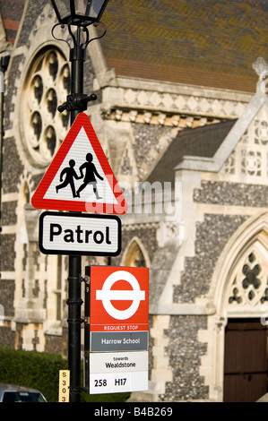 Eine Straße Verkehrsschild dreieckig Patrol und Bushaltestelle an der Harrow School in Harrow auf dem Hügel Sign. Stockfoto