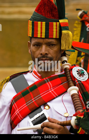 Männliche piper Der patiala Pipe Band aus Lahore in Pakistan Dudelsack im Piping Festival in Glasgow Schottland spielen Stockfoto