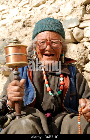 Vor allem die ältere Generation in Ladakh wird oft beten gesehen.  Ladakhi Großmutter, Gästehaus, Ladakh, Indien, Jammu und Kashmi Stockfoto