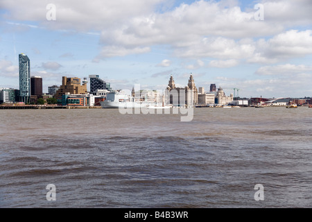 Das norwegische Segelschiff Christian Radich beim hohen Schiffe Rennen Parade in Liverpool von der Leber Building and Lyme Bay Stockfoto