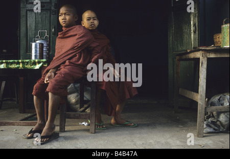 Zwei besinnliche junge Mönche sitzen auf einem Stuhl, Kalaw, Burma/Myanmar Stockfoto