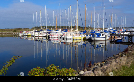 Vertäut Sportboote am Marina Fjordparken vom Limfjord in West Aalborg Dänemark Stockfoto