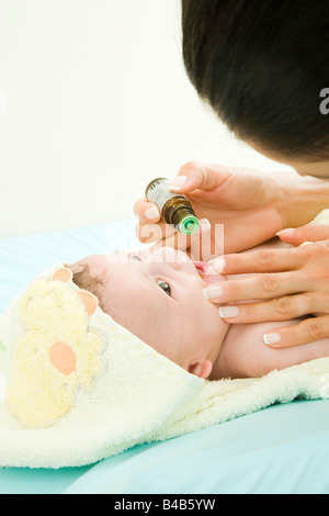Mutter, Baby-Vitamine Stockfoto