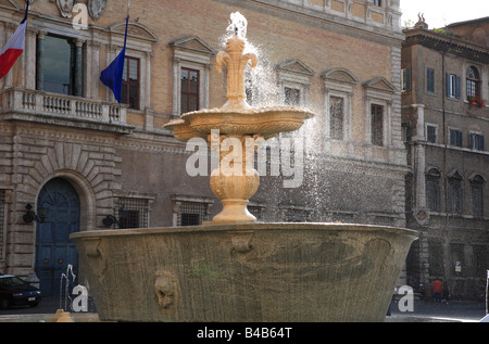 Brunnen Sie in Piazza Farnese vor französischen Botschaft Stockfoto