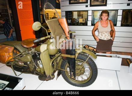 Frau 2. Weltkrieg Harley-Davidson Motorrad im neuen Firmen-Museum in Milwaukee, Wisconsin, USA anzeigen Stockfoto