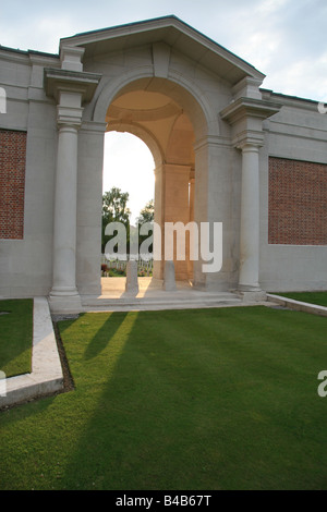 Blick durch den Haupteingang Bogen bei Sonnenuntergang in der CWGC Cemtery in Arras, Frankreich. Stockfoto