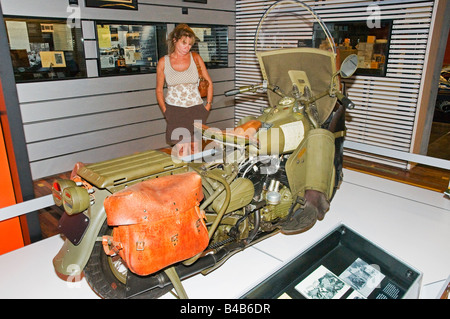 Frau 2. Weltkrieg Harley-Davidson Motorrad im neuen Firmen-Museum in Milwaukee, Wisconsin, USA anzeigen Stockfoto