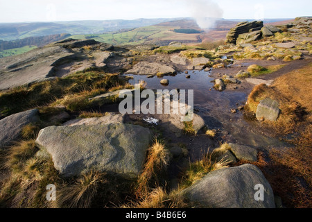 Heather Burning im Derwent Valley gesehen von Stanage Edge im Peak District in Derbyshire Stockfoto