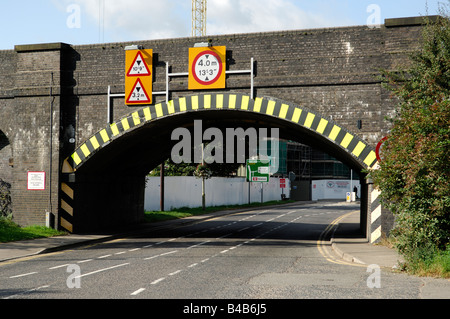 Eine niedrige Eisenbahnbrücke in Market Harborough Leicestershire Durchführung von Leicester nach London Hauptstrecke Züge (Midlands Hauptlinie) Stockfoto