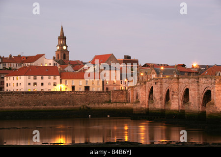 Stadt des Berwick-upon-Tweed, England. 17. Jahrhundert alte Brücke über den Fluss Tweed mit Berwick Stadtmitte im Hintergrund. Stockfoto