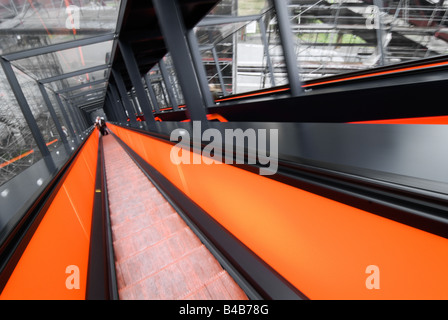 Rot beleuchtete Escalalator am Weltkulturerbe Zeche Zollverein in Essen Deutschland Stockfoto