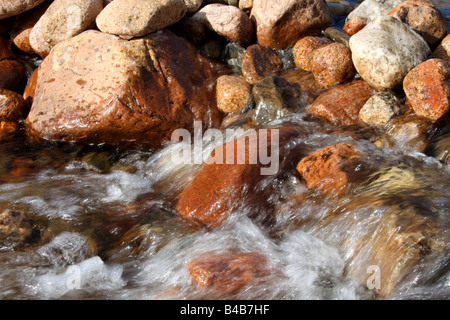 Wasser fließt über die Felsen im stream Stockfoto