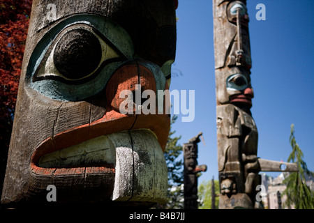 Totempfähle im Thunderbird Park Victoria, Vancouver Island, British Columbia, Kanada. Stockfoto