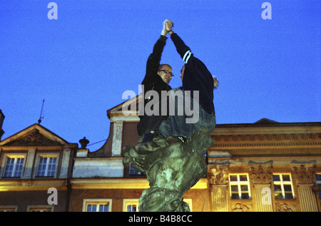 Fußball-Fans von Lech Poznan feiert auf dem alten Marktplatz, sitzen auf einer Skulptur, Poznan, Polen Stockfoto