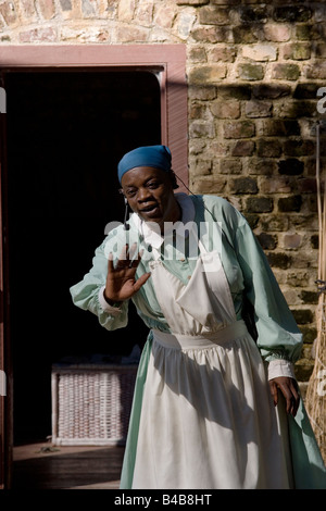 Ein Geschichtenerzähler gekleidet wie eine Sklavin erzählt Geschichten für Touristen an der Boone Hall Plantation in Mt Pleasant sc nur außerhalb von Charleston Stockfoto