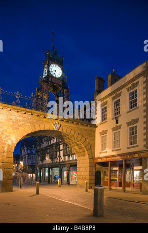 Eastgate Clock Chester Cheshire England in der Dämmerung Stockfoto