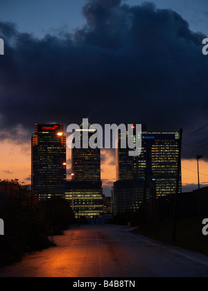 Canary Wharf Bank towers bei Nacht vertikale Docklands-London-UK Stockfoto