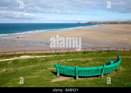 Grüne Plätze mit Blick auf den großen Perranporth Strand, Cornwall UK. Stockfoto