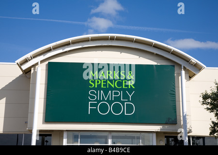 Schild über dem Eingang zum M & S einfach Food Store, England, UK Stockfoto