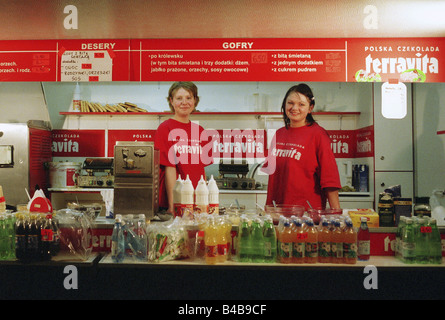 Mädchen arbeiten in einem Terravita-Imbiss-Stand, Poznan, Polen Stockfoto