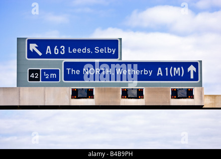 UK Autobahn Overhead Gantry Ziel und Ausfahrt Route Zeichen England UK Stockfoto