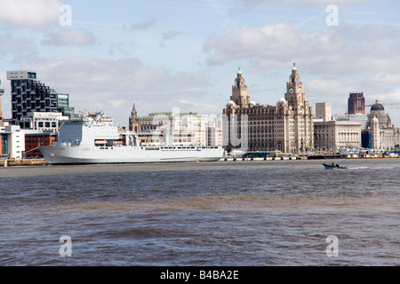 Royal Fleet Auxiliary Landungsschiff dock Lyme Bay vor Anker im zentralen Liverpool im Rahmen des Rennens hoch Schiffe im Juli 2008 Stockfoto