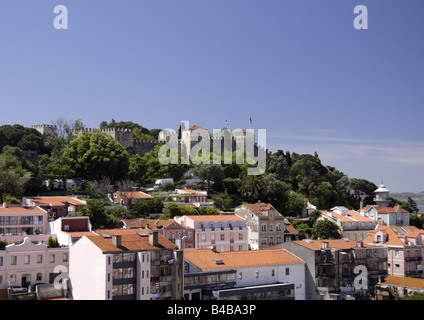 Blick über das Zentrum von Lissabon zum CASTELO DE SAO JORGE Stockfoto