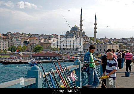 Istanbul-Galata-Brücke Goldene Horn Moschee Yeni Camil Meydani Eminonu Stockfoto