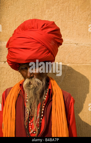 Das bärtige Gesicht des Suchdev Baba Santi ein Sadhu in Varanasi. Er trägt einen großen roten Turban, seine langen Haare gewickelt wird. Stockfoto