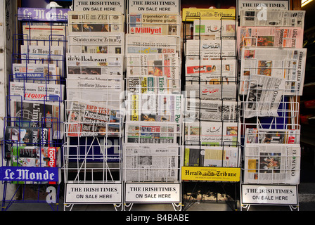 Auswahl an englischen und ausländischen Zeitungen für den Verkauf auf einen Kiosk, Chiswick, West London, UK. Stockfoto