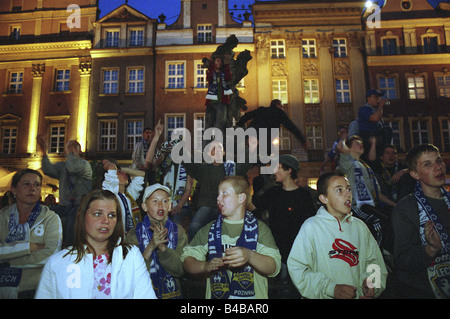 Fußball-Fans von Lech Poznan feiert auf dem alten Marktplatz, Poznan, Polen Stockfoto