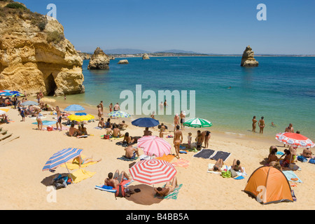 Portugal Algarve bei Lagos, Praia Camilo Strand im Sommer Stockfoto